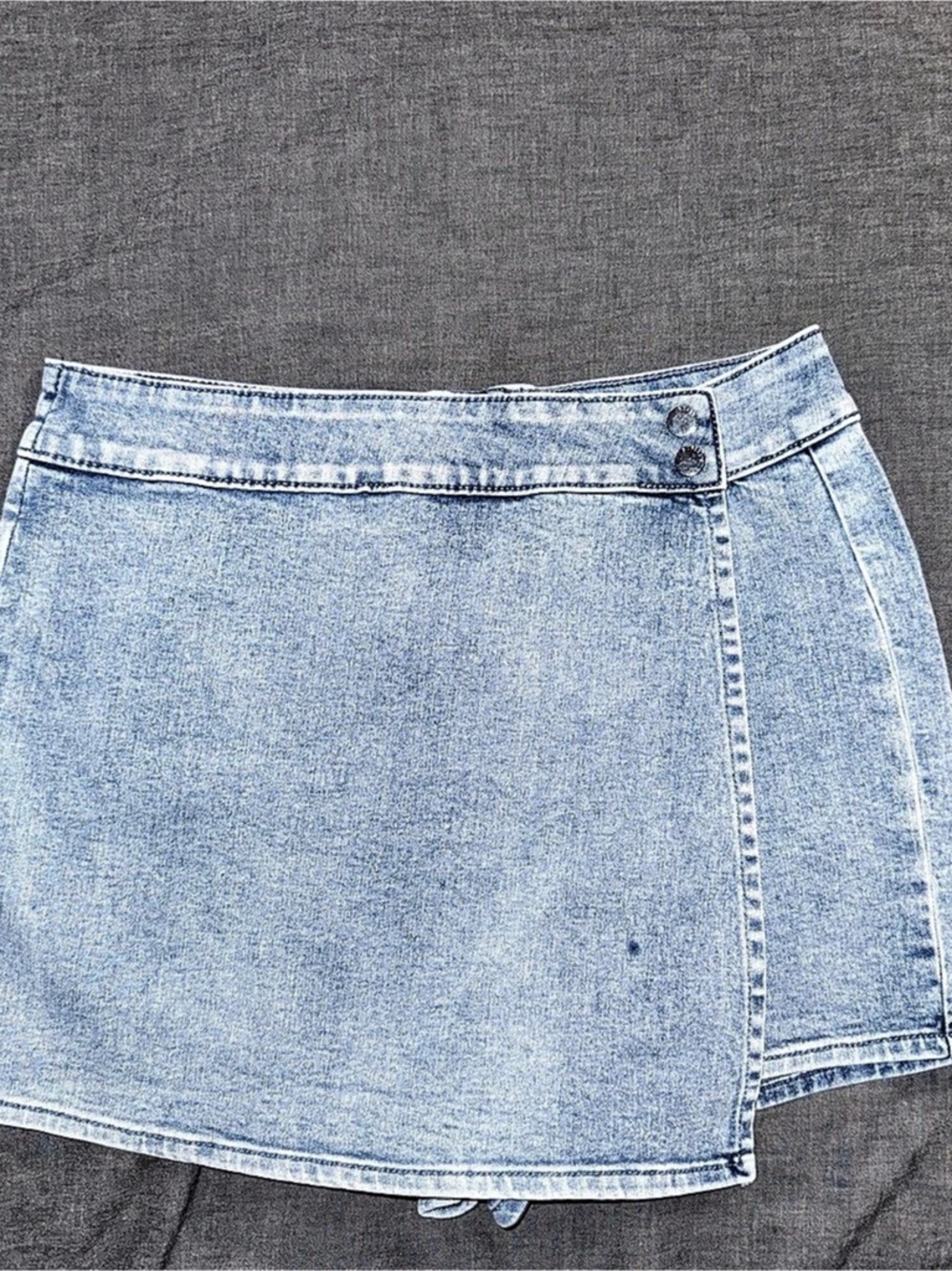 GUESS Women's Denim Wrap Jean Shorts Blue US 8
